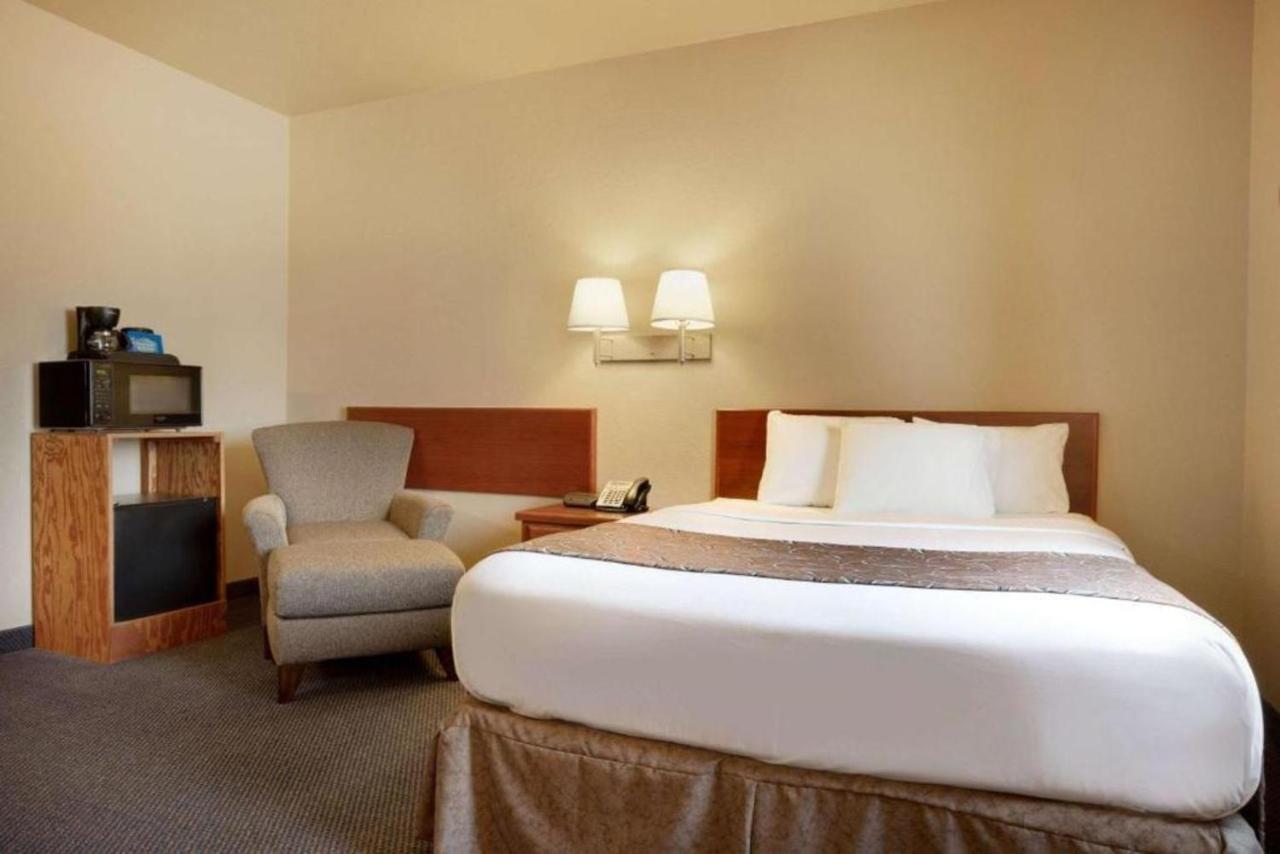 Travelodge By Wyndham ג'ילט מראה חיצוני תמונה