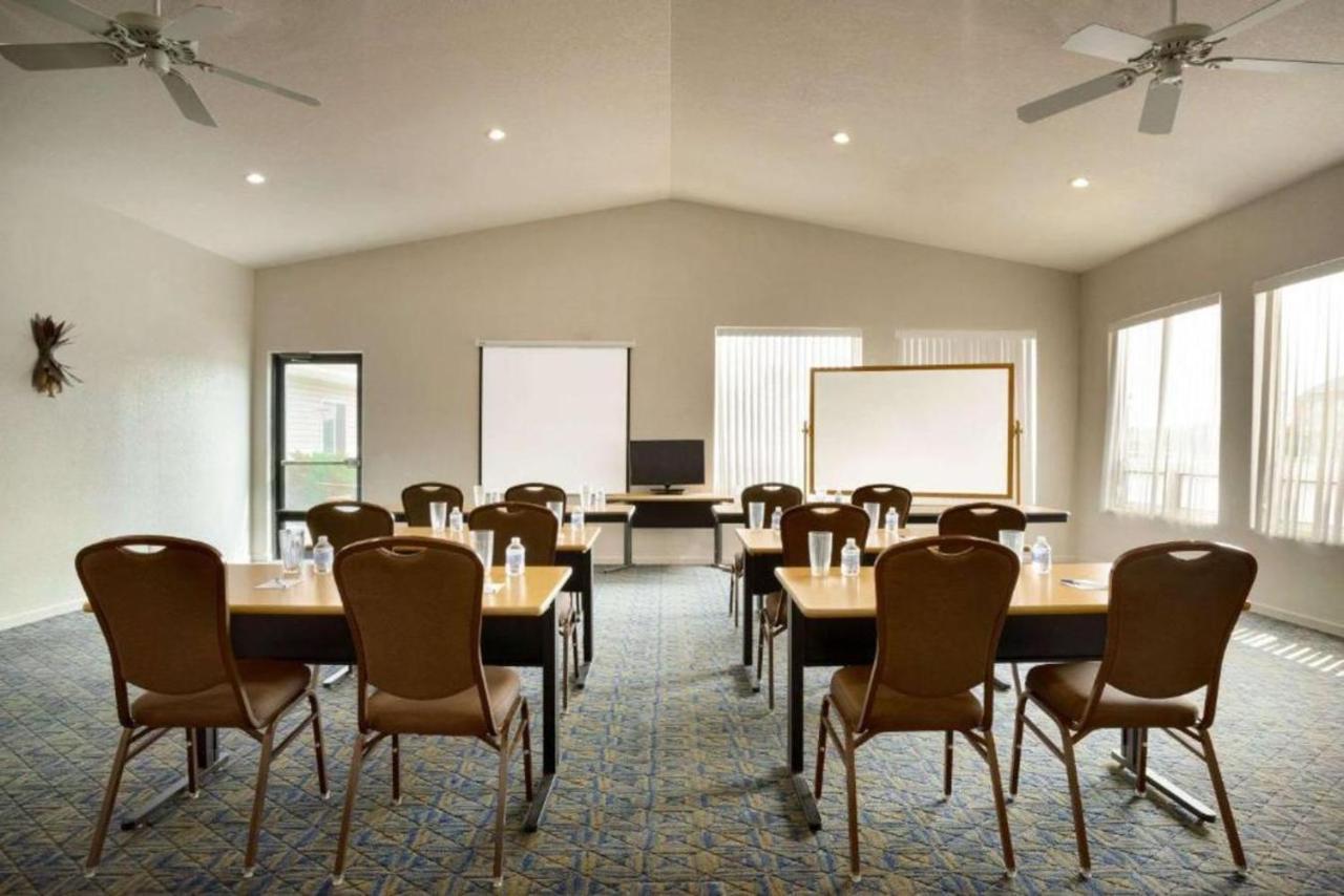 Travelodge By Wyndham ג'ילט מראה חיצוני תמונה